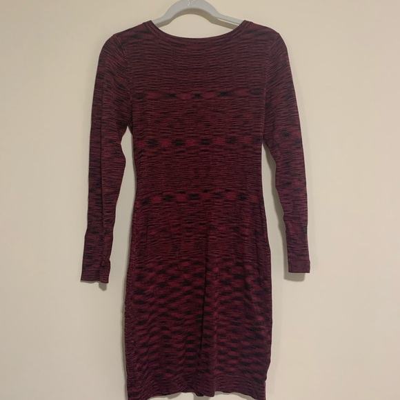 Tart red and black sweater dress - Picture 2 of 4